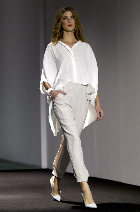 La modelo luce un diseño de Mango combinando una blusa de gasa con pantalones rectos.