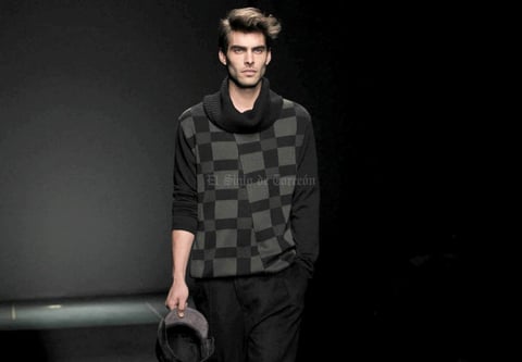 El modelo Jon Kortajarena luce un diseño de la firma Miriam Ponsa en la pasarela de moda 080 Barcelona Fashion.