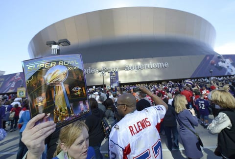 Los exteriores del super domo Mercedes-Benz poco a poco comenzaron a abarrotarse de seguidores del Super Bowl.