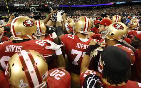 Los 49ers de San Francisco se reunieron para invocar la intensidad con que buscaban vivir el partido.