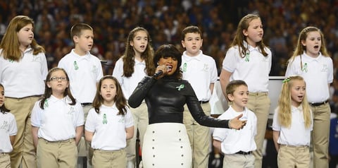 La cantante Jennifer Hudson cantó "America the Beautifil" con el coro de la escuela primaria Sandy Hook.