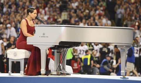 Con un estilo único, Alicia Keys entonó el himno nacional de Estados Unidos.
