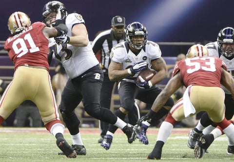 Los Ravens buscaron cualquier espacio para llegar a la línea de touchdown.