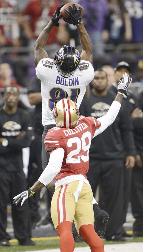 Interceptando un pase, Anquan Boldin, de los Ravens de Baltimore.