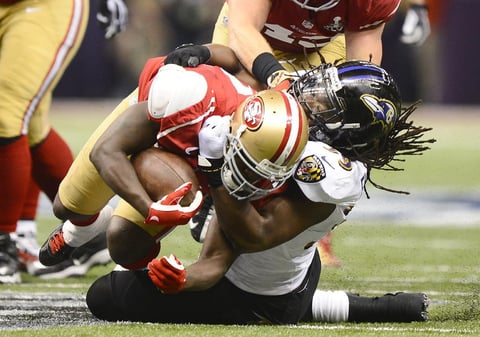 Pese a sus intentos, Fran Gore de los 49ers fue hábilmente tackleado por Dannel Ellerbe de los Ravens.