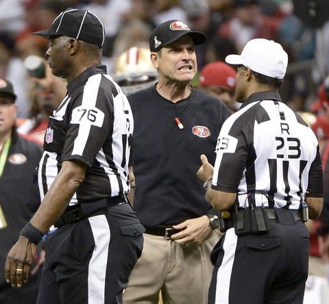 Incluso Jim Harbaugh, coach de los 49ers de San Francisco, mostraba a momentos arranques contra los referees.