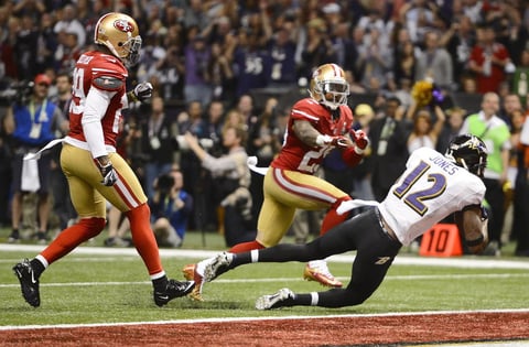 Jacobu Jones, de los Ravens, llegando a la línea de meta para anotar un touchdown frente a los jugadores de San Francisco, poco antes de finalizar el primer tiempo con un marcador de 21-6 a favor de los de Baltimore.