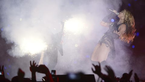 En medio de una "explosión" de luces, la cantante Beyoncé hizo su aparición en el Super Domo de Nueva Orléans para protagonizar el show de medio tiempo.