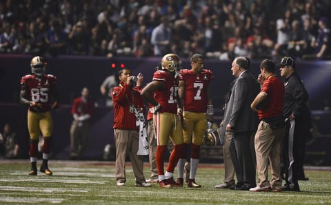 Luego de volver del medio tiempo, un inconveniente surgió en pleno partido. El Super Dome de Nueva Orleans se quedó sin luz cerca de treinta minutos, sin embargo los técnicos trabajaron rápidamente para salir del percance.