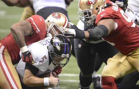 A como diera lugar, los 49ers de San Francisco buscaban remontar el marcador que al final del primer tiempo y antes del espectacular show de Beyoncé estaba a favor de los de Baltimore.