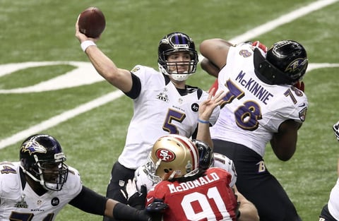 En la imagen el quarterback de los Ravens, Joe Flacco, buscando conectar un buen lanzamiento, durante el último cuarto del encuentro.