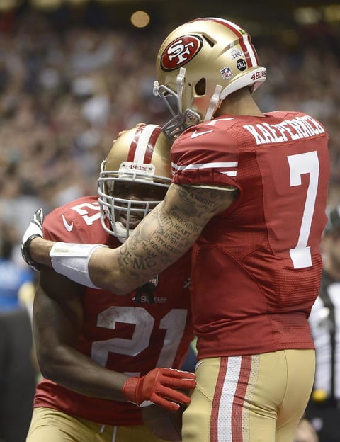 Los 49ers buscaron en todo momento después del medio tiempo revertir el marcador a favor de los cuervos. Aqui Frank Gore de San Francisco celebrando una anotación.