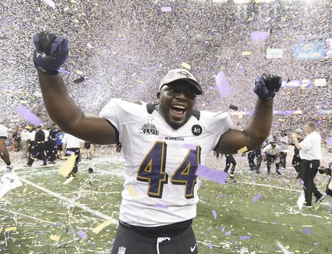 Vonta Leach en una primera impresión tras haberse coronado con el trofeo Vince Lombardi