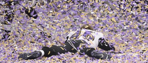 Morgan Cox, de los Ravens, festeja el triunfo entre el confetti.