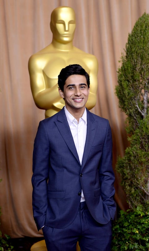 El actor indio Suraj Sharma posó ante los medios a su llegada al desayuno con los nominados al Oscar.