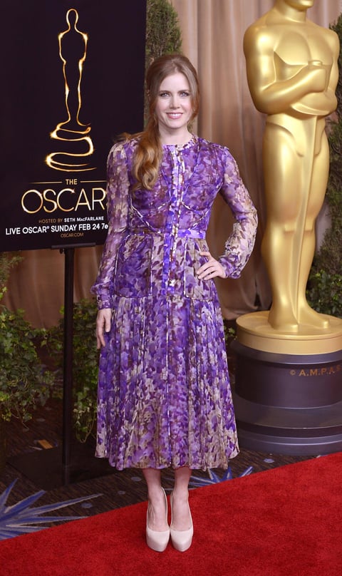 La actriz estadounidense Amy Adams desfiló por la alfombra roja a su llegada el desayuno previo a la entrega de los Oscares.