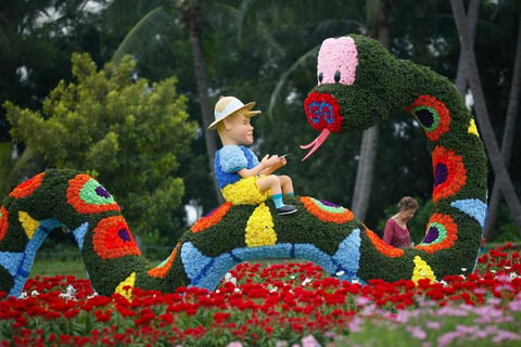 Una mujer visita la exposición del Festival de Flores de Sentosa en Singapur. El tema central del festival este año es "La alegría de la primavera" y centra especial atención en la serpiente, animal del zodiaco chino que este Año Nuevo Lunar toma el relevo del Dragón.