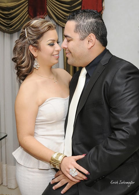 Los contrayentes muy felices el día de su matrimonio civil.
