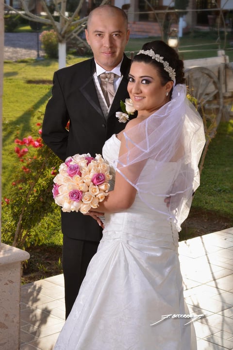 Sr. Luis Hernán Romero Muñiz y Srita. Abisahy Guadalupe Ricado Durán recibieron la bendición nupcial el sábado cinco de enero de 2013, en la Capilla Ángeles. Los contrayentes son hijos de los Sres. David Eduardo Ricado Martínez y Rossy Durán Barrera; José Luis Romero Rivas y María del Carmen Muñiz Campos.- Flavio Becerra Fotografía