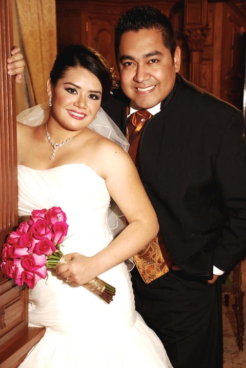 QFB. Diana Isabel Hernández Domínguez y Lic. Carlos Efraín Luján Olguín contrajeron
matrimonio el día 21 de diciembre de 2012, en la parroquia de La Sagrada Familia. Los nuevos esposos son hijos de los Sres. Samuel Hernández González y Josefina Domínguez Valenzuela; Efraín Luján Torres y Elizabeth Olguín Coronado.- Aldaba&Diane Fotografía