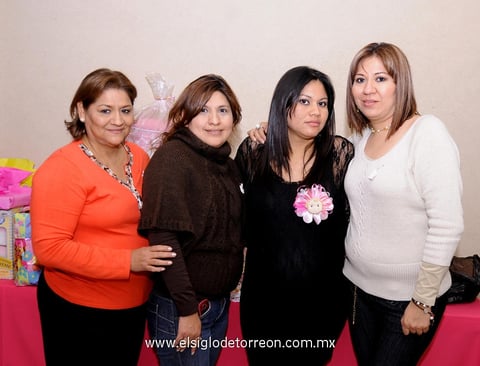 Deysi García Cerda en compañía de las organizadoras de la reunión: Paloma Gómez, Mayela Ruelas y Silvia de la Torre.