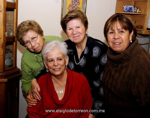 Paty Arizpe durante su desayuno de cumpleaños junto a Clemen, Geo y Lupita.