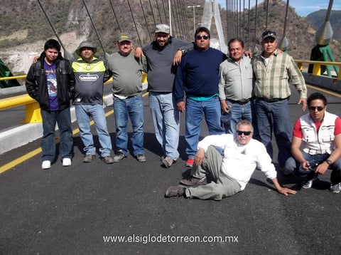 Visitando el puente El Baluarte: Abdiel, Miguel, Chava, Dan, Namo, Quiroz, Margarito, Barraza y Josué.