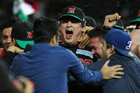 Marco Carrillo celebrando la victoria con sus compañeros.