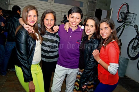 Mónica, Adriana, Pedro; Ana Cris y Sofía