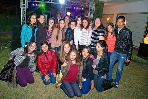 La festejada en compañía de sus invitados