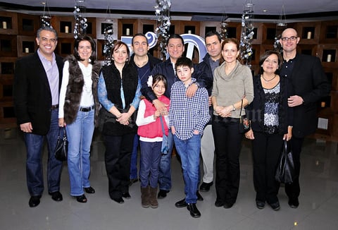 Abelardo, Kiki, Rocío, Heriberto, Isabela, Cris Jr; Daniel, Mayte, Lucy y Memo junto al festejado.