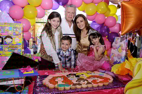 Anya acompañada por sus papás Jorge y Astrid; y sus hermanos Nayla y Rafael