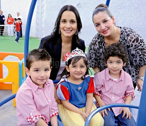 Claudia, Geovanna, Camilo, Valentino y Mateo
