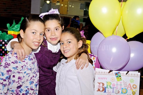 Yanina Cassani fue festejada con moptivo de su octavo cumpleaños con alegre reunión organizada por sus papás Gerardo y Adis. La cumpleañera pasó momentos de gran diversión junto a familiares y amiguitos. En la fotografía la acompañan sus hermanitas Amina y Romina,