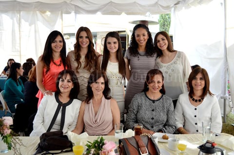 Claudia junto a un grupo de damas asistentes.