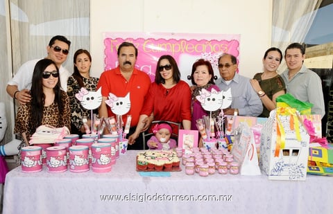 Elisa María Salcido Matías con sus familiares.