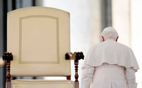 Benedicto XVI se sumó a un pequeño grupo de Papas que han renunciado a su puesto en la historia de la Iglesia católica. El último fue Gregorio XII en el siglo XV.