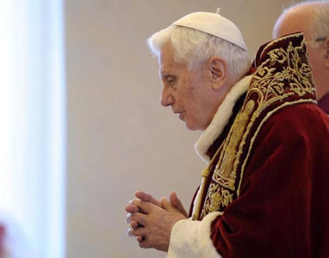 "Os he convocado a este Consistorio, no sólo para las tres causas de canonización, sino también para comunicaros una decisión de gran importancia para la vida de la Iglesia", dijo el obispo de Roma, de 85 años de edad, en latín.