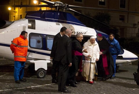 Dos días antes de anunciar su renuncia, el papa Benedicto XVI llegó en helicóptero al seminario Romano Maggiore para asistir a una reunión en Roma, Italia.