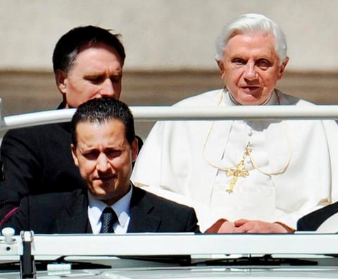 Benedicto XVI cargó con el peso doloroso de la traición de uno de sus colaboradores más cercanos: su propio mayordomo, quien fue hallado culpable por un tribunal del Vaticano de robar documentos personales del pontífice para dárselos a un periodista, una de las filtraciones de seguridad papal más graves de los tiempos modernos.