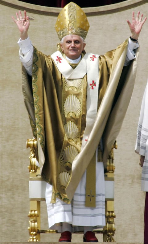 Nacido el 16 de abril de 1927 en el sureño poblado alemán de Marktl am Inn de un matrimonio católico compuesto por un policía y una cocinera, Joseph Ratzinger pasó su adolescencia en Traunstein en cuyo seminario cursó primero sus estudios escolares y sacerdotales después.