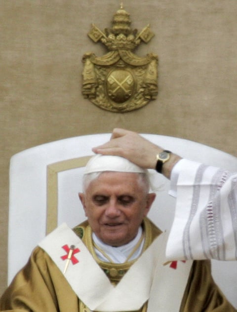 En sus breves palabras, las primeras en el lugar central de ese balcón, en el cual estuvo en varias ocasiones en los años anteriores pero a un lado del pontífice de origen polaco, el nuevo Papa se declaró "un humilde trabajador de la viña del Señor".