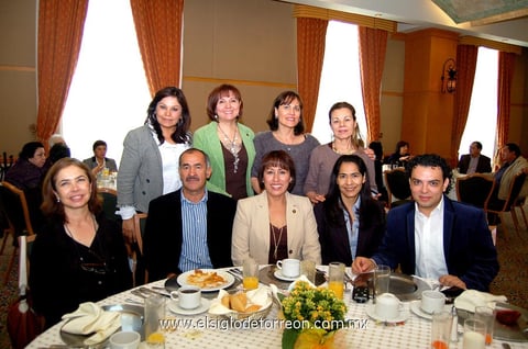 Zoila  Irma, María Elena, Lucía, Paty, Francisco, Griselda, Eréndira y Alejandro.