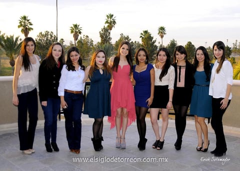 LA HERMOSA  novia con un grupo de invitadas a su bonita despedida de soltera por su próximo matrimonio en el Sr. Hugo E. Hernández.