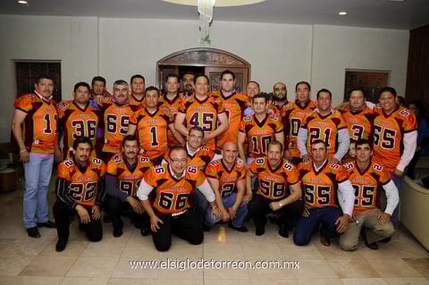 Presentación  del equipo Bulls de futbol americano, de un club social, durante una noche retro.