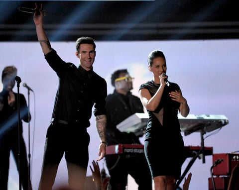 Adam Levine de Maroon 5, se presentó junto a Alicia Keys en la velada musical.