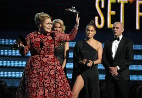 La británica Adele se llevó el galardón a la mejor actuación pop en solitario, por Set Fire To The Rain.