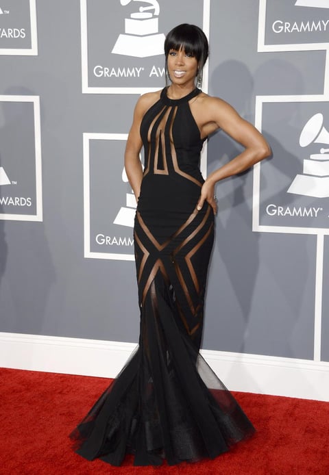 La cantante Kelly Rowland sorprendió con un atrevido atuendo de transparencias a pesar del comunicado emitido días antes donde los organizados pidieron a las celebridades lucir atuendos más recatados.