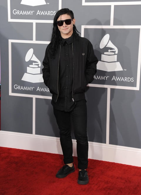 Skrillex posó ante los medios a su llegada a la entrega de los Grammy 2013.