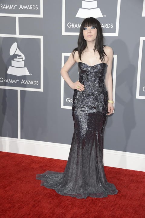 Carly Rae Jepsen encantó a su paso por la alfombra roja.